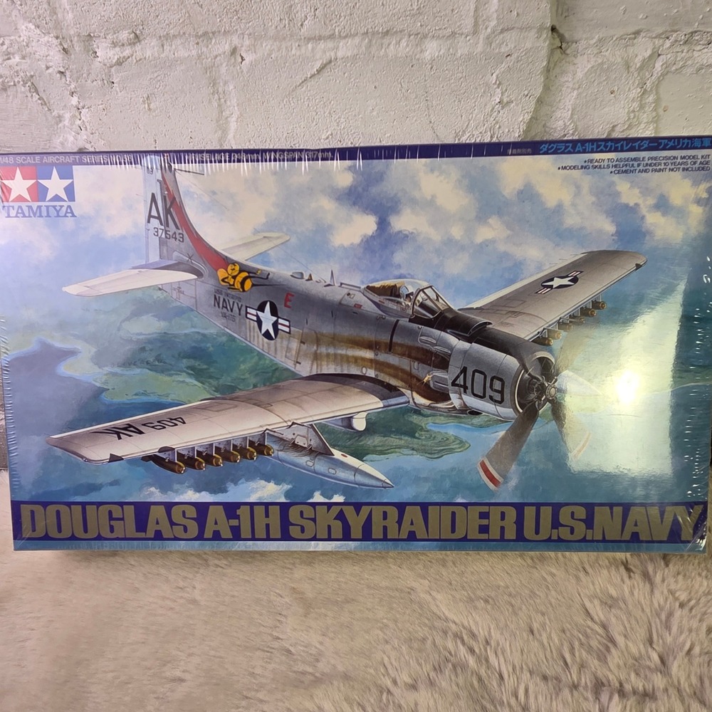 Tamiya 1/48 Douglas A-1H Skyraider U.S. Navy Model Kit 61058 Sealed
